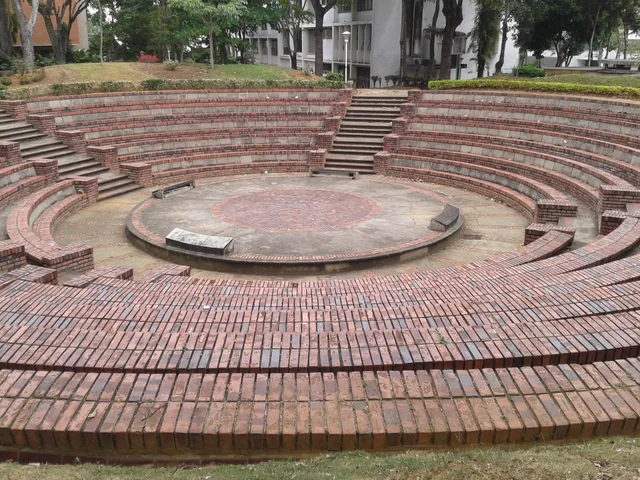 Graderías circulares y escenario del teatro al aire libre José Antonio Galán de la UIS.
