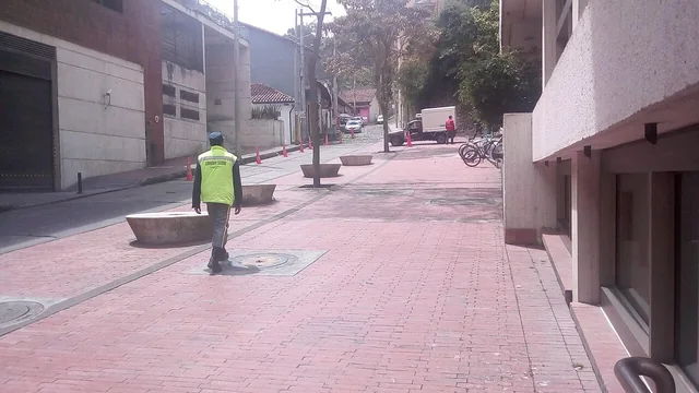 Sendero con árboles entre los edificios Mario Laserna y Lleras de la Universidad de los Andes.