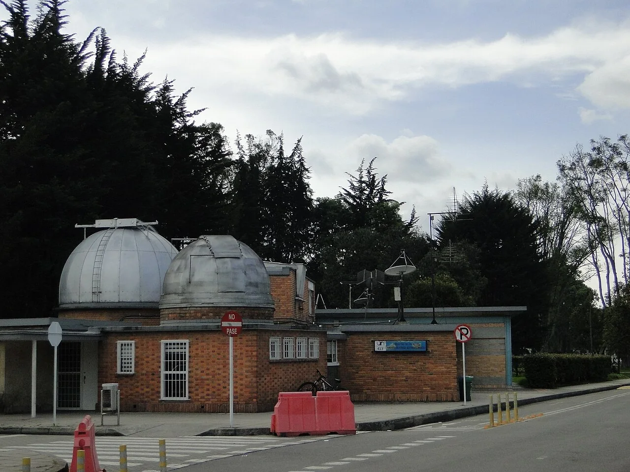 Edificio y cúpula del Observatorio Astronómico Nacional en el campus de la Universidad Nacional de Colombia en Bogotá.