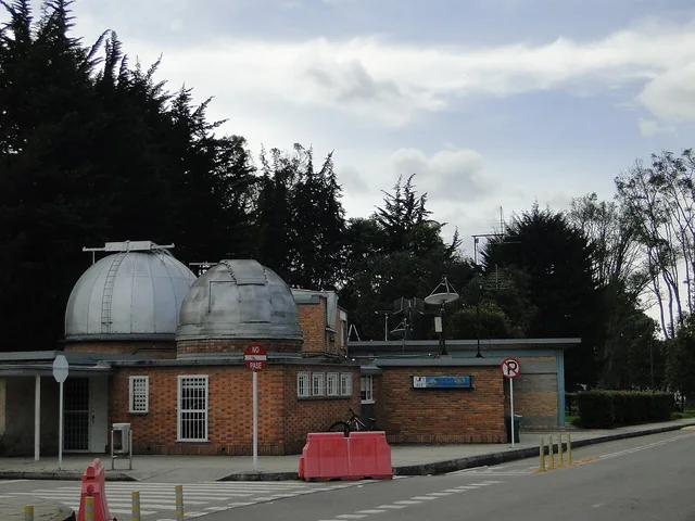 Edificio y cúpula del Observatorio Astronómico Nacional en el campus de la Universidad Nacional de Colombia en Bogotá.