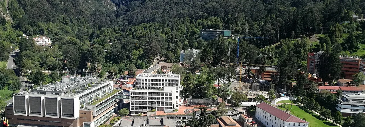 Vista del campus de la Universidad de los Andes entre los cerros y el centro de Bogotá.