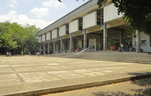 Biblioteca de la Universidad del Valle, con corredores cubiertos y vegetación del campus.