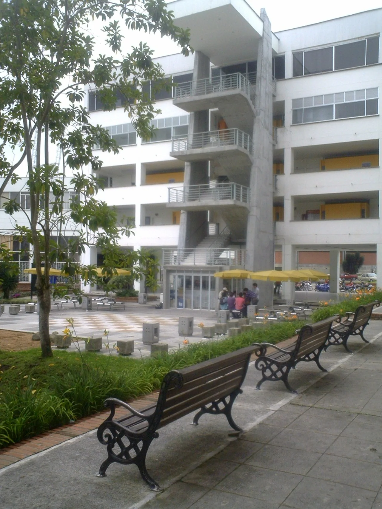 Plazoleta y edificios del campus Palogrande de la Universidad Nacional en Manizales.
