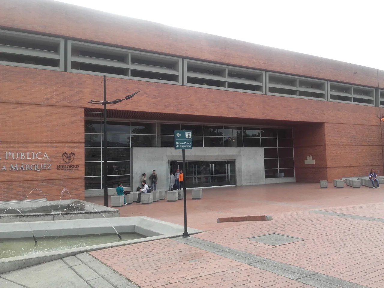 Entrada principal de la Biblioteca Pública Gabriel García Márquez – El Tunal en Bogotá.