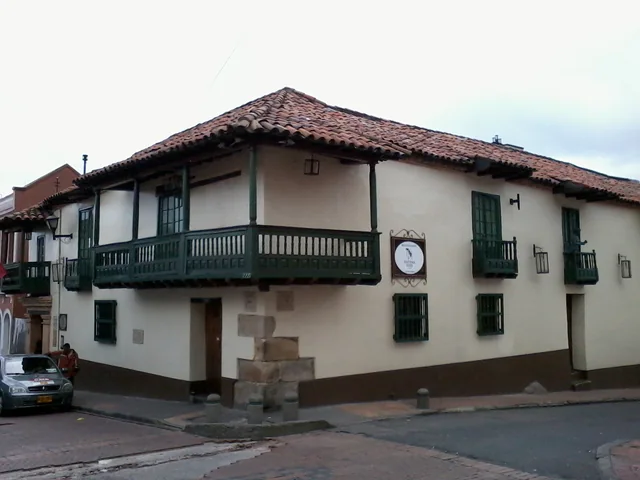Fachada de la Fundación Gilberto Alzate Avendaño en la calle 10 de Bogotá.