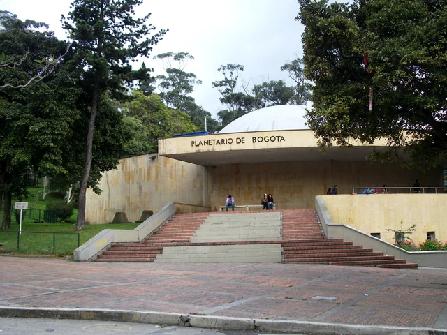Exterior del Planetario de Bogotá junto al Parque de la Independencia.