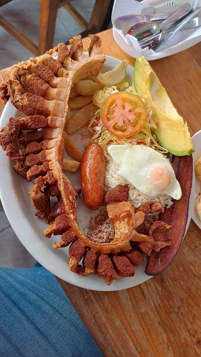 Porción de chicharrón servido en La Gloria de Gloria, Envigado