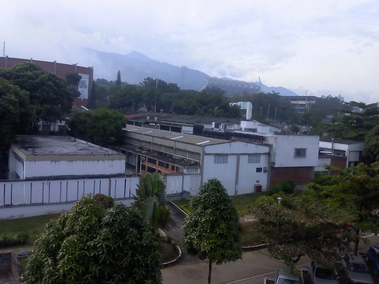 Vista elevada de los edificios y las zonas verdes de la sede principal de la UIS en Bucaramanga.
