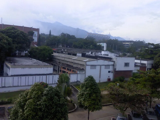 Vista elevada de los edificios y las zonas verdes de la sede principal de la UIS en Bucaramanga.