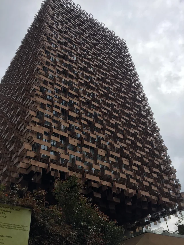 Fachada de un edificio de la Pontificia Universidad Javeriana en Bogotá.
