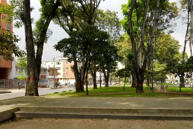 Árboles y sendero del Park Way en el barrio La Soledad de Bogotá.