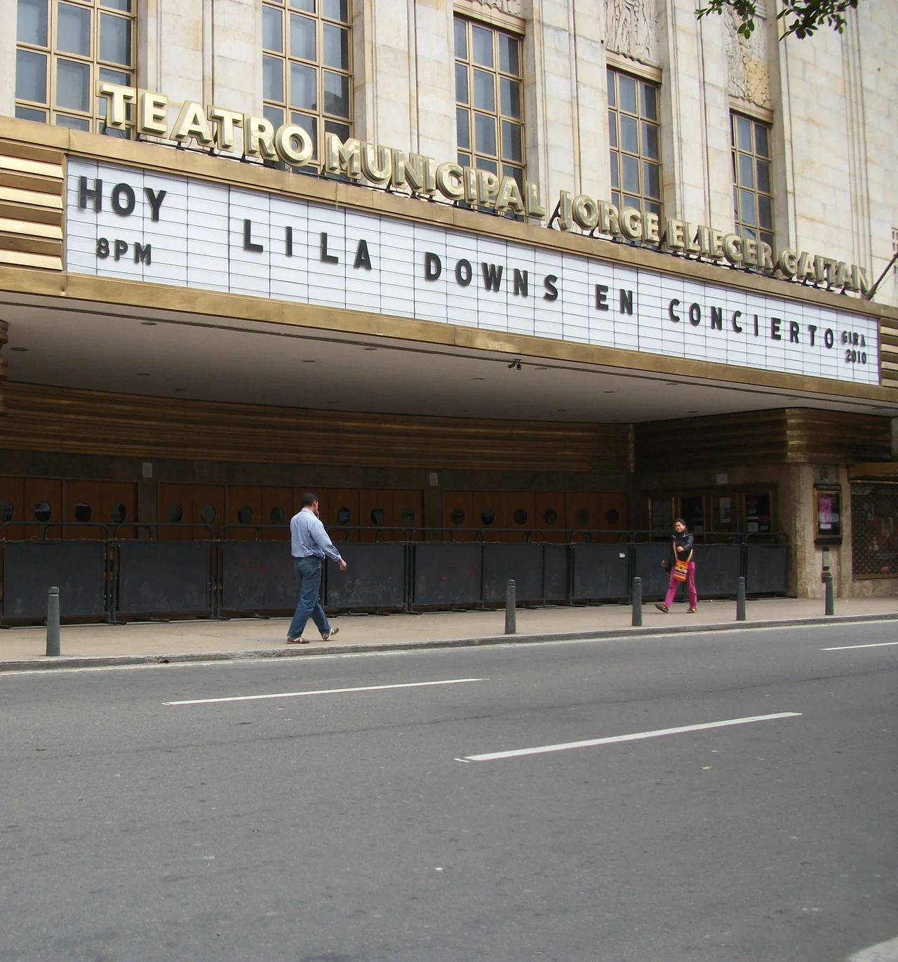 Fachada y marquesina del Teatro Jorge Eliécer Gaitán en Bogotá.