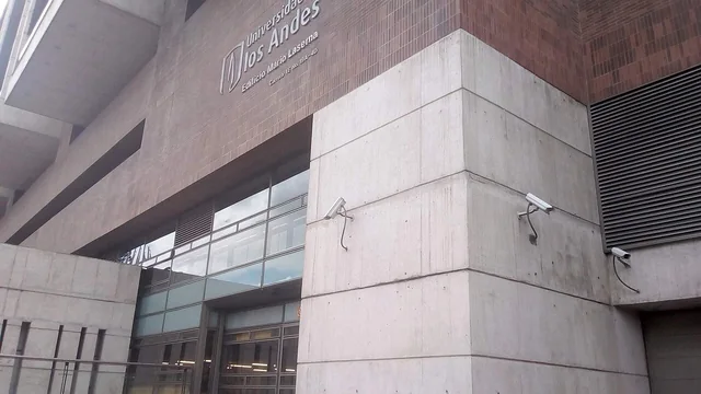 Fachada de vidrio y ladrillo del edificio Mario Laserna de la Universidad de los Andes.
