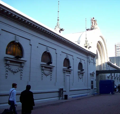 Fachada de un pabellón del predio La Rural, en Buenos Aires