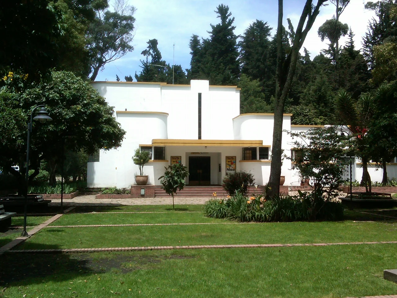 Edificio del Teatro El Parque en el Parque Nacional de Bogotá.