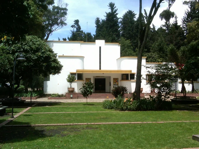 Edificio del Teatro El Parque en el Parque Nacional de Bogotá.
